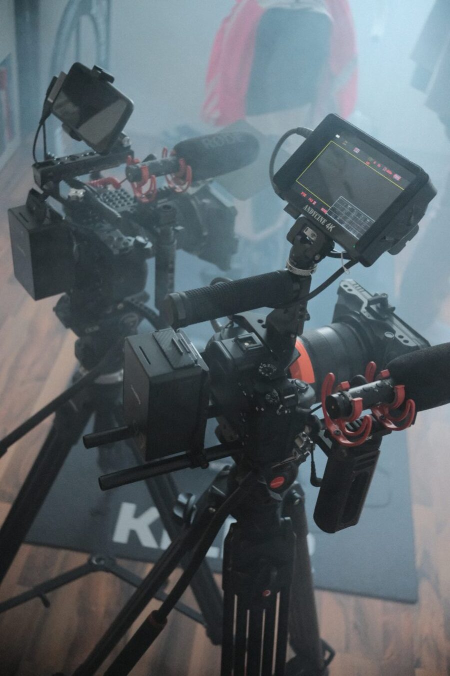 Kamera-Setup mit Monitor und Mikrofon während eines Drehs